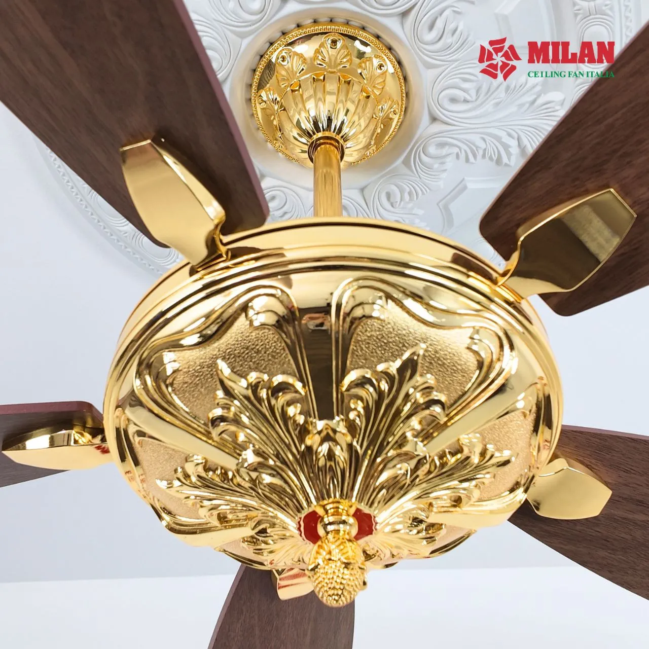 Thân quạt FY961 mạ vàng tinh xảo sang trọng.